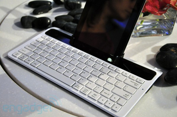 tablet conectado a um teclado